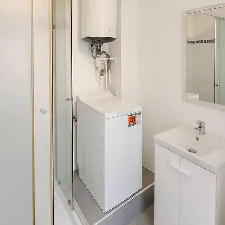 13 Avec Ascenseur - 2p * Paris